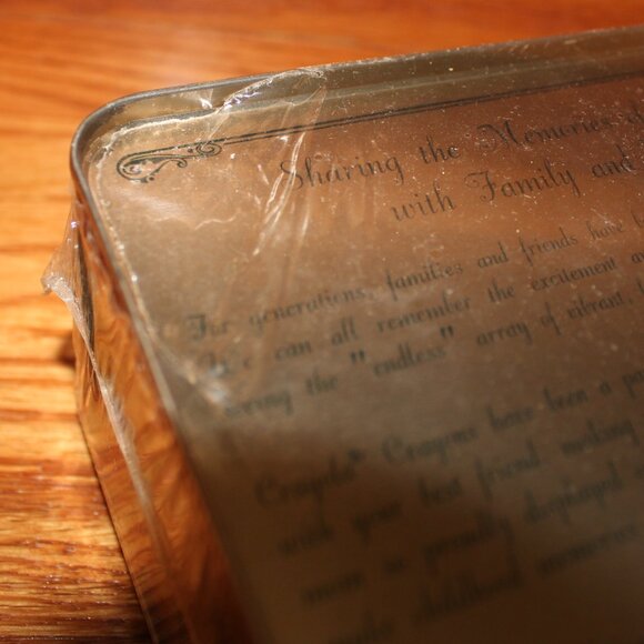 3/$88❤️Limited Edition 1994 CRAYOLA Trademark tin gift box +sharpener +64crayons - Picture 10 of 11